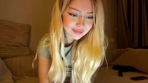 Snapshot of nikki_whatever chatting on December 17, 7:37 pm nicolette online show from December 17, 7:37 pm