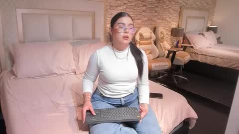 Snapshot of nikkyhearts chatting on January 15, 12:43 pm Y E S I online show from January 15, 12:43 pm