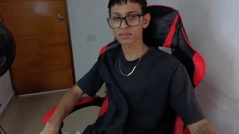 niklaus_wolf online show from April 4, 6:38 pm