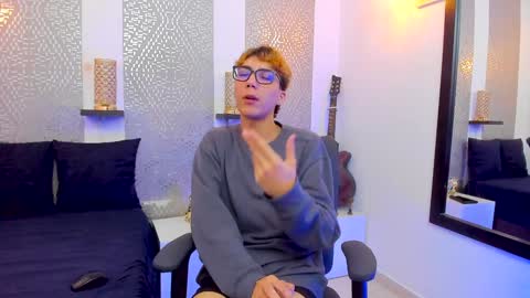 Snapshot of nikolay_gregori chatting on December 4, 4:32 am online show from December 4, 4:32 am