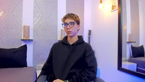 Snapshot of nikolay_gregori chatting on December 8, 4:04 am online show from December 8, 4:04 am