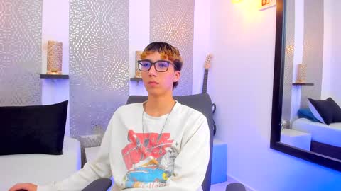 Snapshot of nikolay_gregori chatting on December 23, 7:28 am online show from December 23, 7:28 am