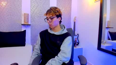Snapshot of nikolay_gregori chatting on January 8, 4:02 am online show from January 8, 4:02 am