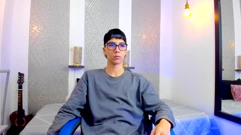 Snapshot of nikolay_gregori chatting on February 4, 3:54 am online show from February 4, 3:54 am