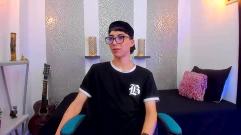 Snapshot of nikolay_gregori chatting on February 18, 7:43 am online show from February 18, 7:43 am