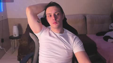 Snapshot of nikolos_vise chatting on February 6, 9:49 pm Nikolos online show from February 6, 9:49 pm