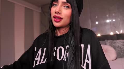 Snapshot of nina_mon chatting on November 29, 12:02 am Angie online show from November 29, 12:02 am