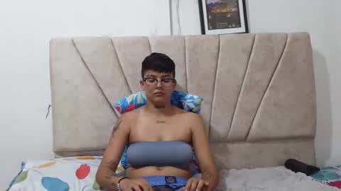 nini_smith online show from April 25, 5:10 am