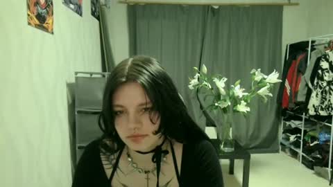 Snapshot of nishazenisek chatting on June 8, 6:41 pm Alice online show from June 8, 6:41 pm