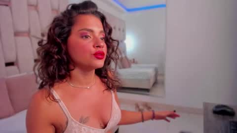 Snapshot of noa_blake chatting on November 19, 3:28 am Noa online show from November 19, 3:28 am