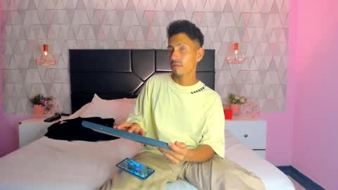 Snapshot of noaahtylor chatting on May 23, 8:46 pm Noah online show from May 23, 8:46 pm