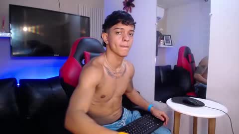 Snapshot of noah_cole_ chatting on December 19, 12:17 am Noah online show from December 19, 12:17 am