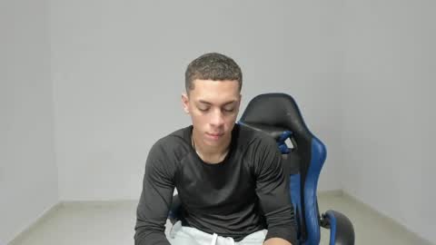 noah_flynn1 online show from March 31, 12:16 pm