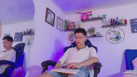 Snapshot of noah_tyler_ chatting on June 1, 10:33 pm noah tyler online show from June 1, 10:33 pm