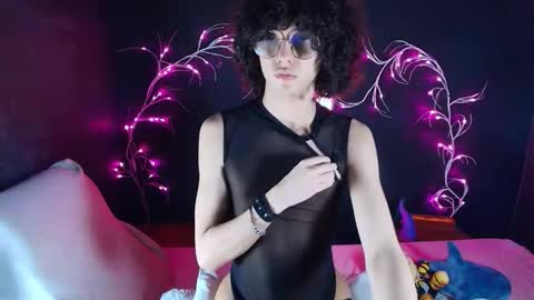 Snapshot of noahxtar chatting on November 10, 2:43 am Noah Xtar online show from November 10, 2:43 am