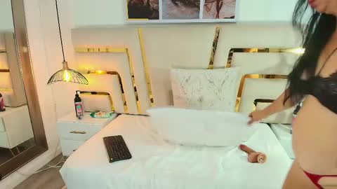 NOELLE online show from April 17, 4:43 pm