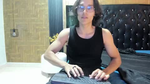 Snapshot of noha_castellano chatting on February 27, 3:28 am online show from February 27, 3:28 am