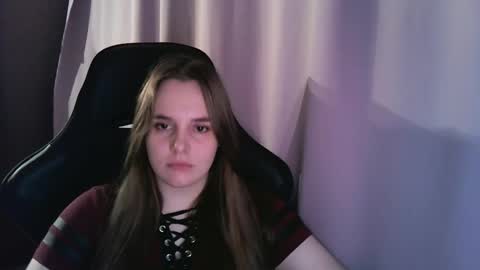 noir_ember_ online show from September 17, 10:39 am