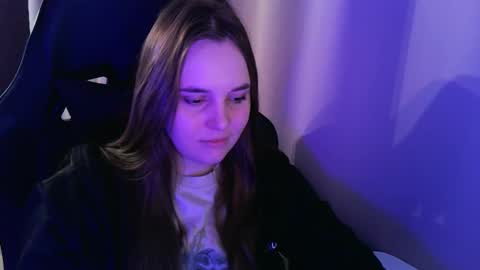 noir_ember_ online show from September 30, 9:47 am