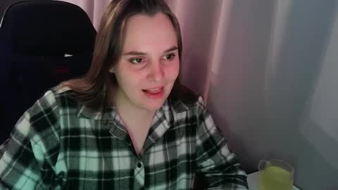 noir_ember_ online show from October 22, 12:49 pm