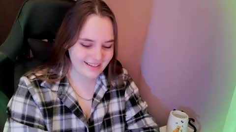 noir_ember_ online show from December 22, 8:33 am