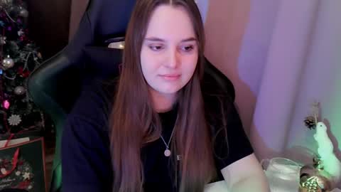 noir_ember_ online show from January 8, 1:46 pm