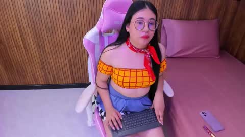 Snapshot of nomi_blue chatting on December 3, 5:04 am Nahomi online show from December 3, 5:04 am