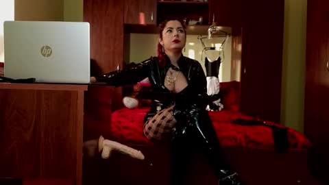 QueenManifest online show from January 17, 2:00 pm