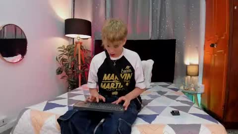 Snapshot of novaybrian chatting on January 9, 4:30 am NovayBrian online show from January 9, 4:30 am