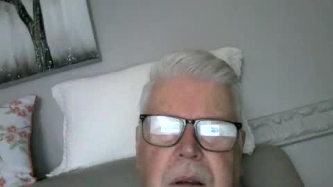 Snapshot of nylonlegs69 chatting on February 12, 1:27 pm stockings suspenders mad online show from February 12, 1:27 pm