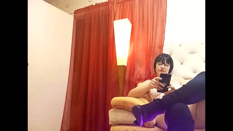 Snapshot of nylonseductress chatting on December 31, 10:56 pm Scarlett online show from December 31, 10:56 pm