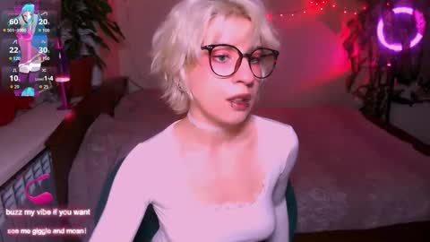 Snapshot of obedientt_ chatting on October 1, 10:43 am Moonlight online show from October 1, 10:43 am