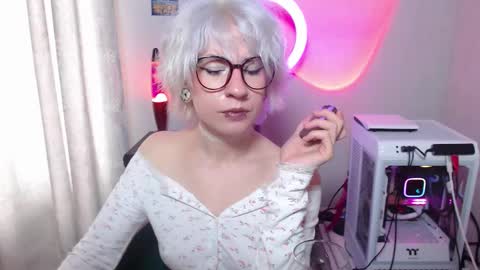 Snapshot of obedientt_ chatting on October 5, 10:13 am Moonlight online show from October 5, 10:13 am