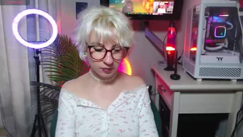 Snapshot of obedientt_ chatting on October 14, 9:32 am Moonlight online show from October 14, 9:32 am