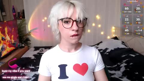 Snapshot of obedientt_ chatting on November 24, 9:53 am Moonlight online show from November 24, 9:53 am