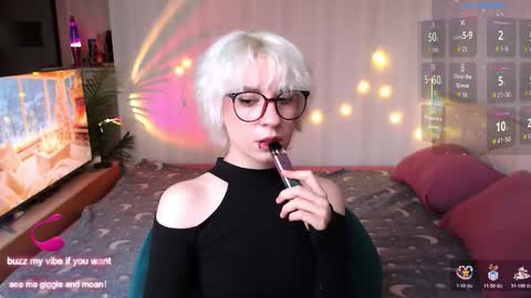 Snapshot of obedientt_ chatting on December 4, 8:45 am Moonlight online show from December 4, 8:45 am