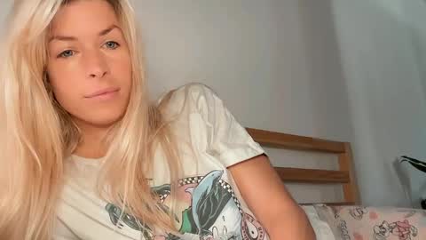 hi im Janasmall boobs big heart  warm pussy  online show from April 11, 9:46 am