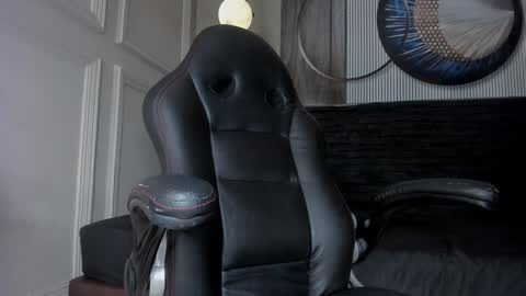 independent model online show from December 6, 11:00 am