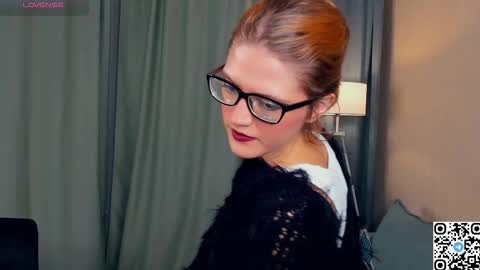 Snapshot of odettechurchwell chatting on November 18, 3:45 am Eli online show from November 18, 3:45 am