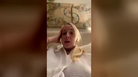 Snapshot of officialhelenxo chatting on August 2, 2:32 am officialhelenxo online show from August 2, 2:32 am