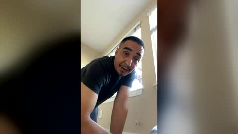 Snapshot of ofuentes chatting on June 23, 12:41 am ofuentes online show from June 23, 12:41 am