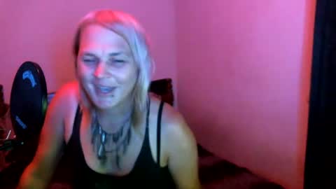 Snapshot of ohellesbells chatting on June 24, 6:01 am ohellesbells online show from June 24, 6:01 am