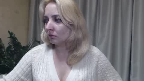 Snapshot of ohsweetmari chatting on October 26, 2:56 pm Mari online show from October 26, 2:56 pm