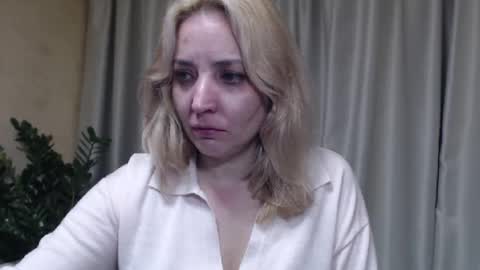 Snapshot of ohsweetmari chatting on November 7, 4:29 pm Mari online show from November 7, 4:29 pm