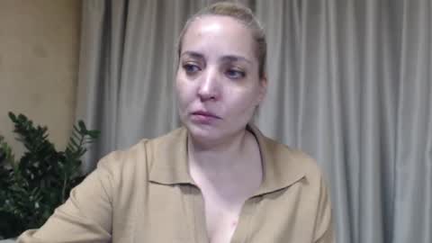 Snapshot of ohsweetmari chatting on November 13, 11:42 am Mari online show from November 13, 11:42 am