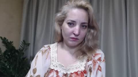 Snapshot of ohsweetmari chatting on November 29, 3:59 pm Mari online show from November 29, 3:59 pm