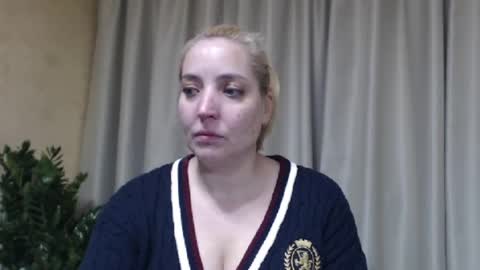 Snapshot of ohsweetmari chatting on April 24, 2:52 pm Mari online show from April 24, 2:52 pm