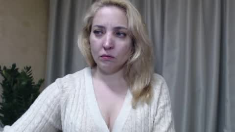 Snapshot of ohsweetmari chatting on April 28, 3:17 pm Mari online show from April 28, 3:17 pm