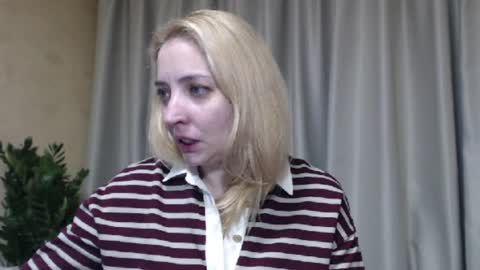 Snapshot of ohsweetmari chatting on May 1, 4:44 pm Mari online show from May 1, 4:44 pm