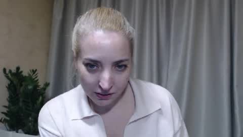 Snapshot of ohsweetmari chatting on May 6, 4:12 pm Mari online show from May 6, 4:12 pm